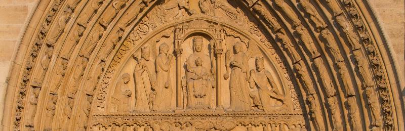 Détail du tympan du Portail Sainte-Anne, Vierge à l’Enfant de Notre-Dame